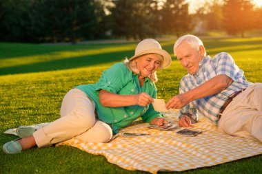 Üst düzey insanlar çayır üzerinde yalan.
