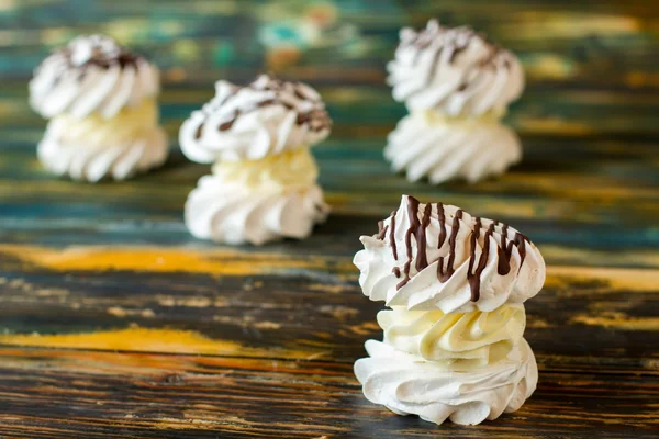 Pequena sobremesa com creme . — Fotografia de Stock