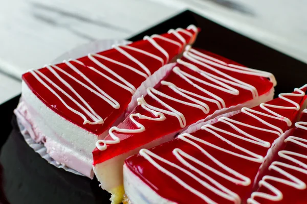 Stukken van cake met gelei. — Stockfoto