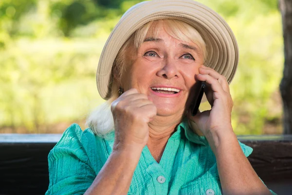 Счастливая пожилая женщина с телефоном . — стоковое фото