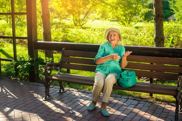 Mujer mayor se ríe . — Foto de Stock