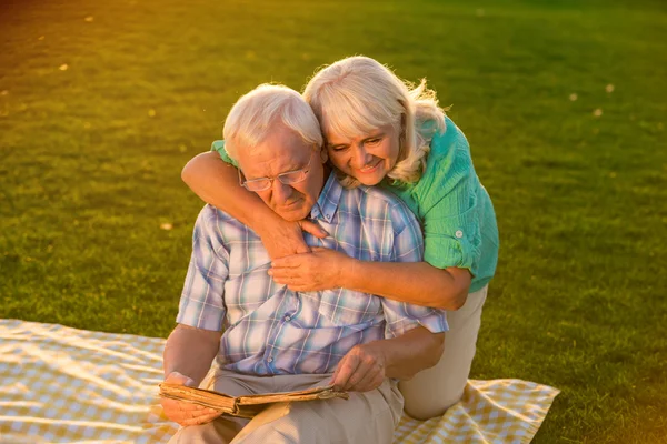 Ηλικιωμένο ζευγάρι διαβάζει ένα βιβλίο. — Φωτογραφία Αρχείου