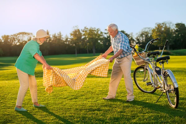 Äldre par på ängen. — Stockfoto