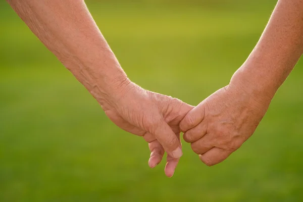 Couples mains sur fond vert . — Photo
