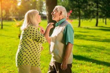 Çift birbirlerine dönük.