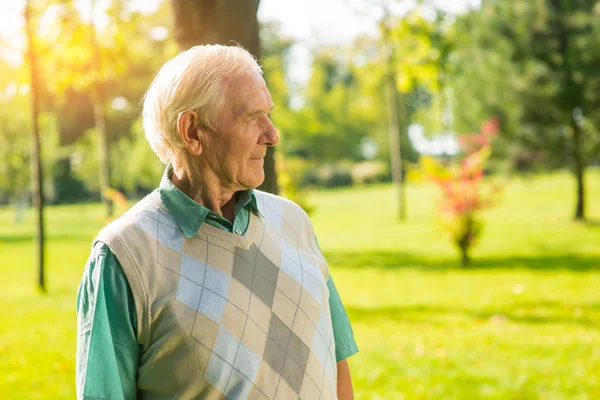 Anciano hombre al aire libre . — Foto de Stock