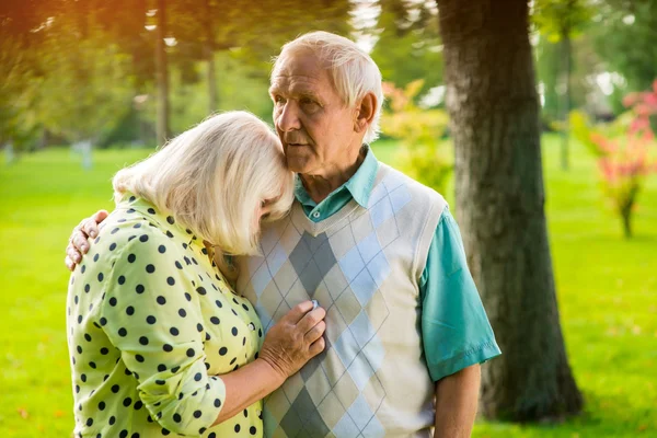 Woman leaning on mans shoulder. — Stock Photo, Image