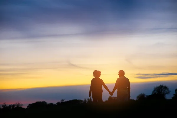 Silhouette de couple tenant la main . — Photo