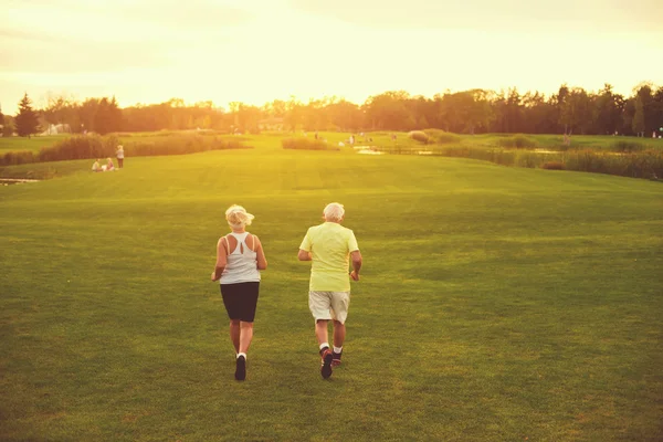 Couple sénior fait du jogging . — Photo