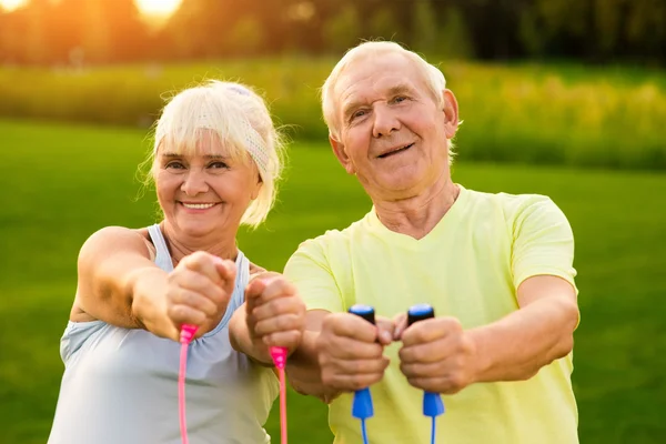 Sorridente coppia di anziani all'aperto . — Foto Stock