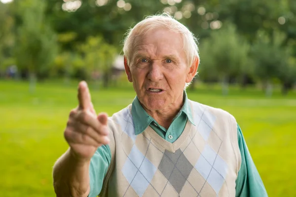 Senior droht mit Finger. — Stockfoto