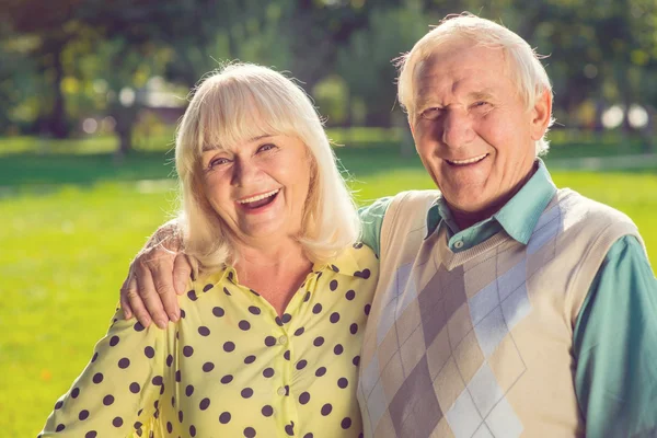 Elderly couple laughing. — Stock Photo, Image