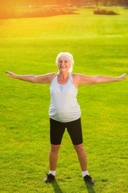 Üst düzey kadın egzersiz yaparak.