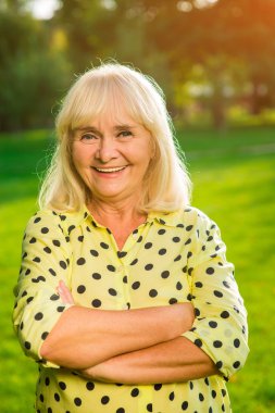 Çapraz silah gülümseyen bayanla.