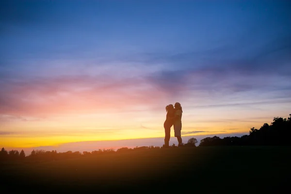 Coppia su sfondo cielo . — Foto Stock