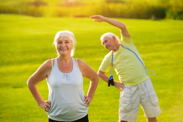 Mujer sonriente en el fondo de la naturaleza . — Foto de Stock