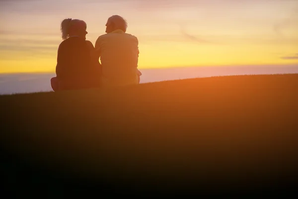 Couple assis sur fond de ciel . — Photo