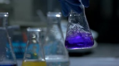 El tutma kabı sıvı ile.