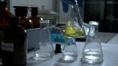 El ve şişe sıvı ile.