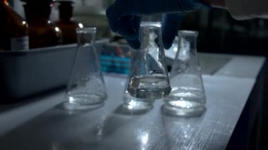 El ve şişe sıvı ile.