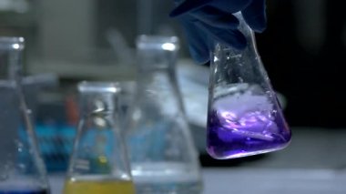 El tutma şişesi sıvı ile.