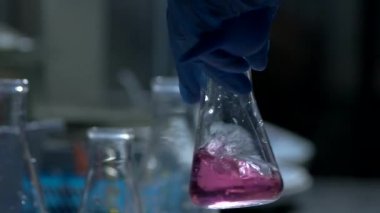 El tutma kabı sıvı ile.