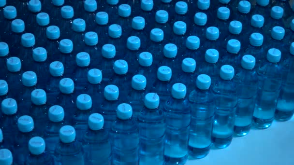 Много бутылок с водой . — стоковое видео