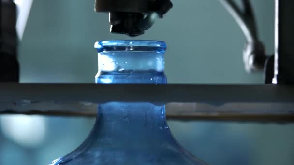 Wasser in eine Flasche gießen. — Stockvideo