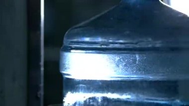 Büyük şişe su ile.