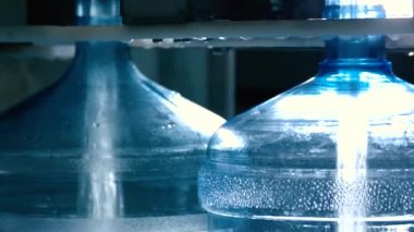 Su şişeleri doldurma.