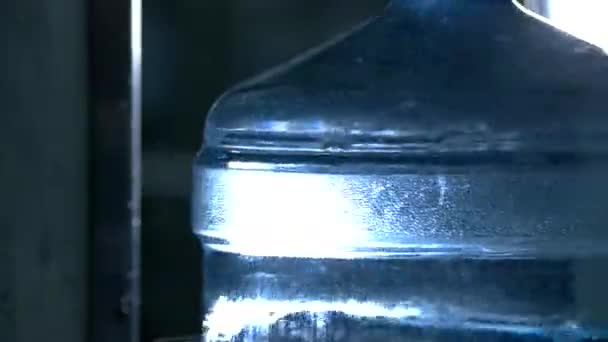 Velké láhve s vodou. — Stock video