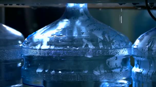 Bouteille remplie d'eau .