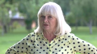 Yumruk ile tehdit eden kadın kıdemli.