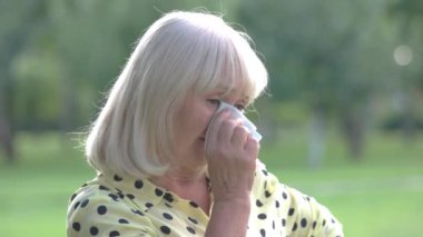 Bayan mendil gözlerini silerek.