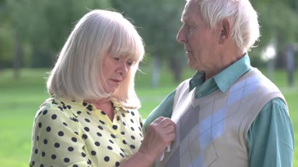 Triste pareja de ancianos . — Vídeos de Stock
