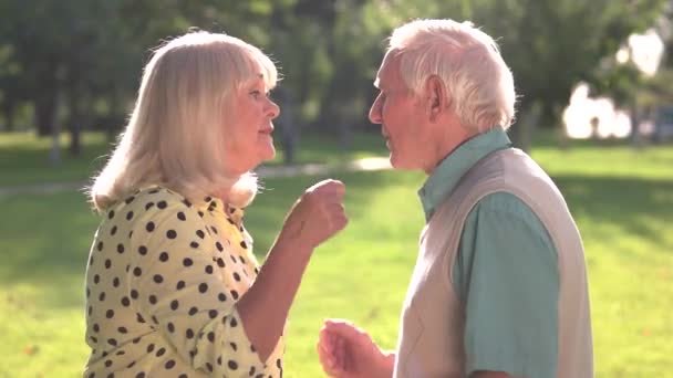 오래 된 부부 말다툼. — 비디오