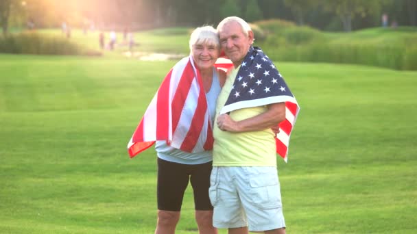 Couple wrapped in USA flag. — Stock Video