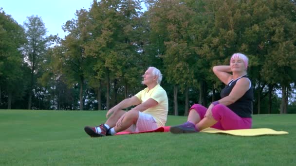 Pareja haciendo yoga al aire libre . — Vídeos de Stock