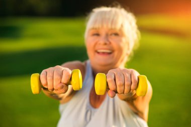 Kadın kıdemli holding halter.
