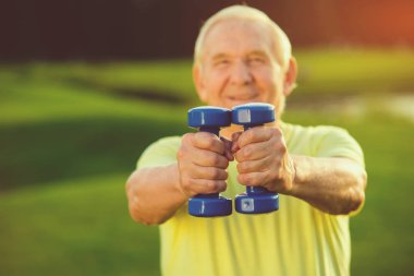 Komuta sizde dumbbells tutuyor.