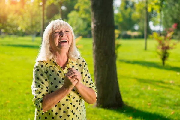 Mujer mayor riendo . — Foto de Stock