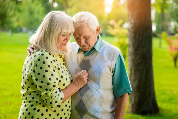 Triste coppia anziana all'aperto . — Foto Stock