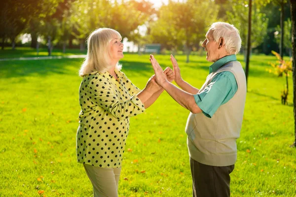 Yaşlı adam ve kadın açık.