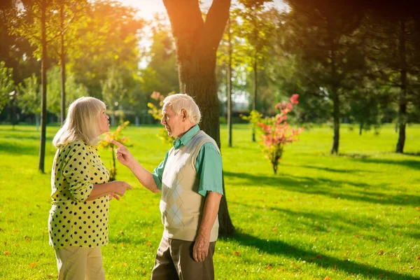 Man points finger at lady. — Stock Photo, Image