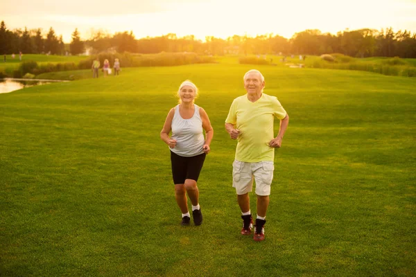 Casal jogging na grama . — Fotografia de Stock