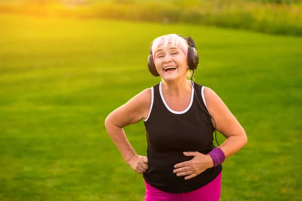 Anciana con auriculares . — Foto de Stock