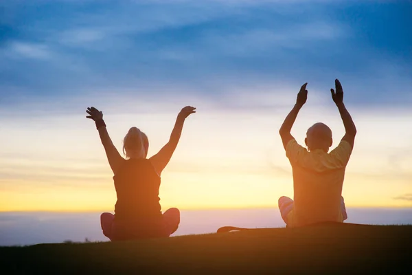 Couple faisant du yoga. — Photo