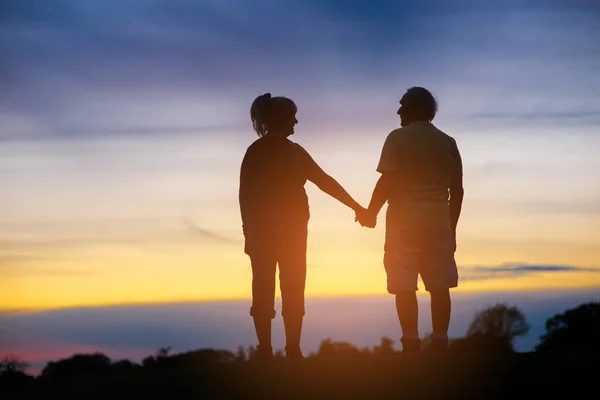 Due persone che si tengono per mano . — Foto Stock