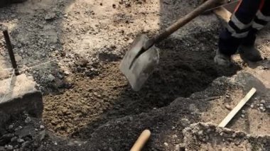 Yol işçisi kürek ile.