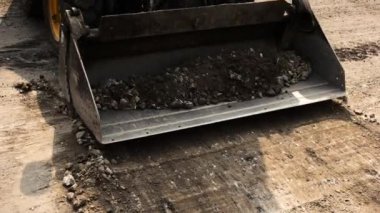 Kir taşıyan yükleyici.